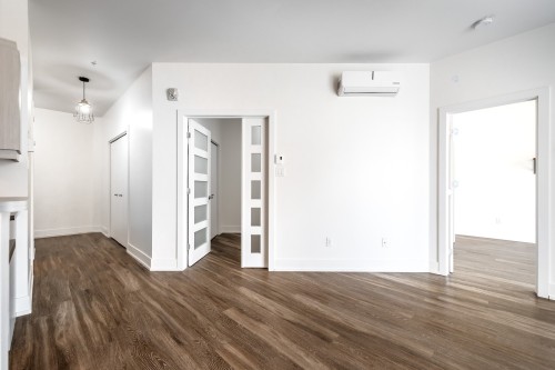 Salon - 207-7085 Rue De Lunan, Brossard, QC - Indoor
