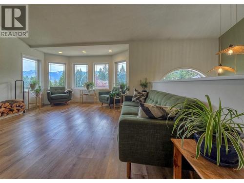 781 Westridge Drive, Invermere, BC - Indoor Photo Showing Living Room