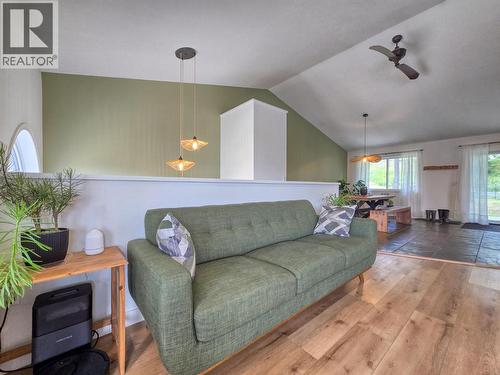 781 Westridge Drive, Invermere, BC - Indoor Photo Showing Living Room