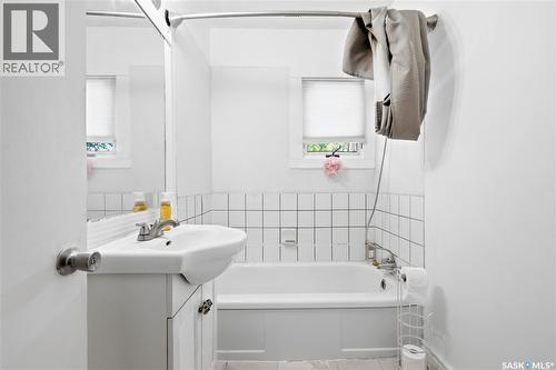 700 Argyle Street, Regina, SK - Indoor Photo Showing Bathroom