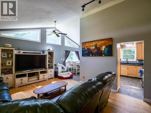 3482 Kirkham Road, Quesnel, BC - Indoor Photo Showing Living Room