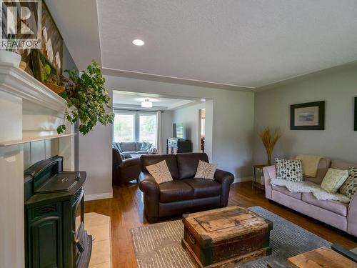 1551 View Drive, Quesnel, BC - Indoor Photo Showing Living Room