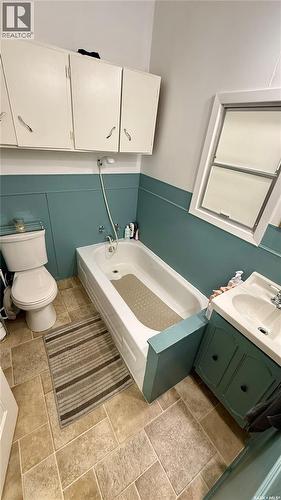 1409 3Rd Street, Estevan, SK - Indoor Photo Showing Bathroom