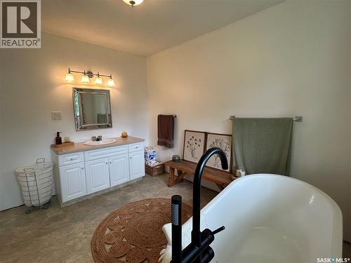 806 5Th Avenue Sw, Moose Jaw, SK - Indoor Photo Showing Bathroom