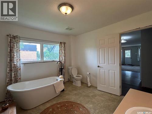 806 5Th Avenue Sw, Moose Jaw, SK - Indoor Photo Showing Bathroom