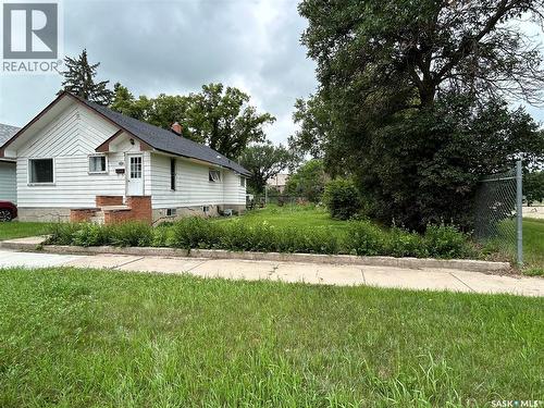 806 5Th Avenue Sw, Moose Jaw, SK - Outdoor