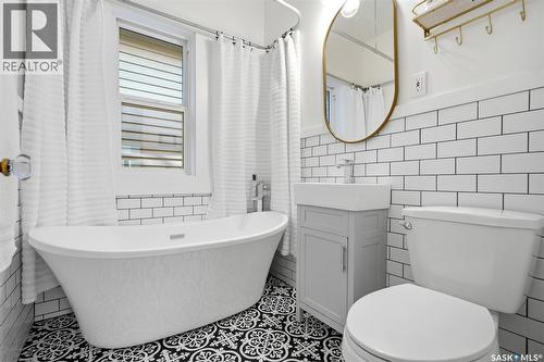 720 Temperance Street, Saskatoon, SK - Indoor Photo Showing Bathroom
