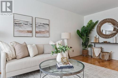 1272 Kelly Road, Mississauga, ON - Indoor Photo Showing Living Room