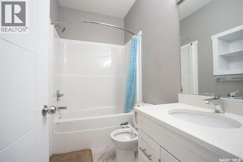 415 Mcarthur Crescent, Saskatoon, SK - Indoor Photo Showing Bathroom