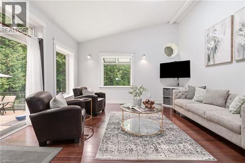 318 10Th Concession Road E, Freelton, ON - Indoor Photo Showing Living Room