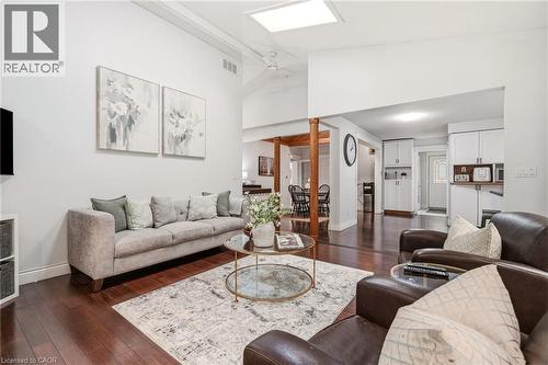 318 10Th Concession Road E, Freelton, ON - Indoor Photo Showing Living Room