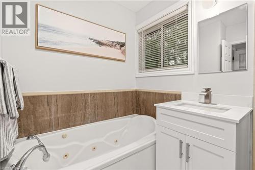318 10Th Concession Road E, Freelton, ON - Indoor Photo Showing Bathroom