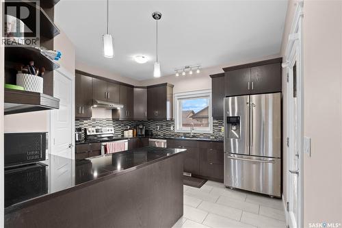 526 Maple Crescent, Warman, SK - Indoor Photo Showing Kitchen With Upgraded Kitchen