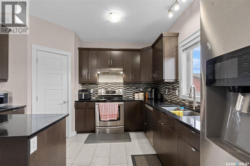 526 Maple Crescent, Warman, SK - Indoor Photo Showing Kitchen With Double Sink With Upgraded Kitchen