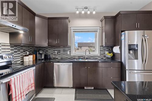 526 Maple Crescent, Warman, SK - Indoor Photo Showing Kitchen With Upgraded Kitchen