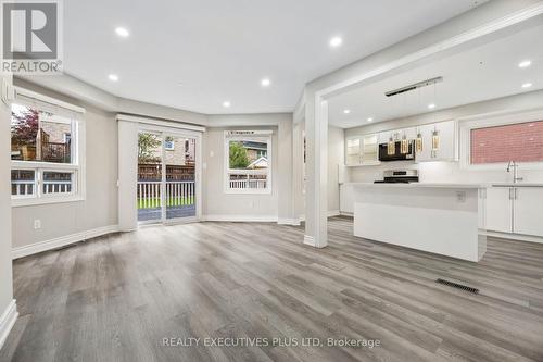 693 Barnes Crescent, Oshawa, ON - Indoor Photo Showing Kitchen