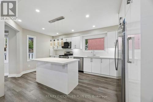 693 Barnes Crescent, Oshawa, ON - Indoor Photo Showing Kitchen With Upgraded Kitchen