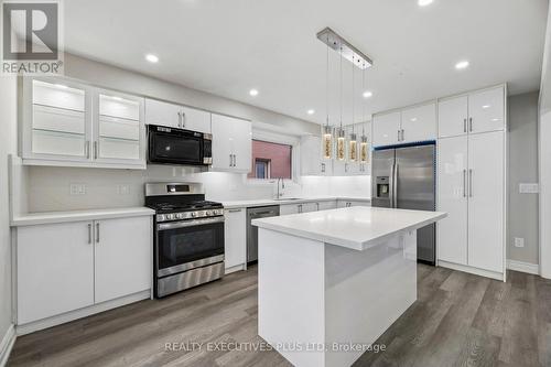 693 Barnes Crescent, Oshawa, ON - Indoor Photo Showing Kitchen With Upgraded Kitchen