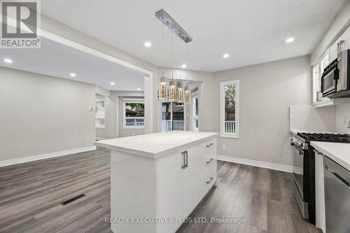693 Barnes Crescent, Oshawa, ON - Indoor Photo Showing Kitchen With Upgraded Kitchen