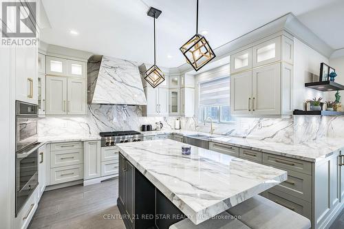 396 Derrydale Drive, Mississauga, ON - Indoor Photo Showing Kitchen With Upgraded Kitchen