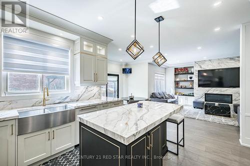 396 Derrydale Drive, Mississauga, ON - Indoor Photo Showing Kitchen With Upgraded Kitchen