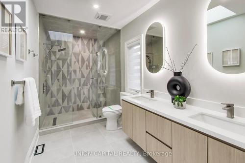 58 Forsyth Avenue N, Hamilton, ON - Indoor Photo Showing Bathroom