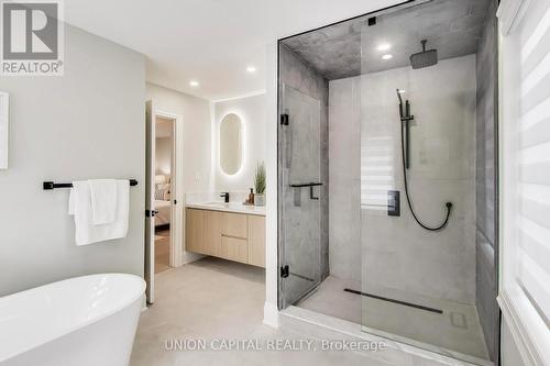 58 Forsyth Avenue N, Hamilton, ON - Indoor Photo Showing Bathroom