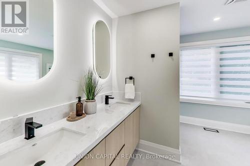 58 Forsyth Avenue N, Hamilton, ON - Indoor Photo Showing Bathroom