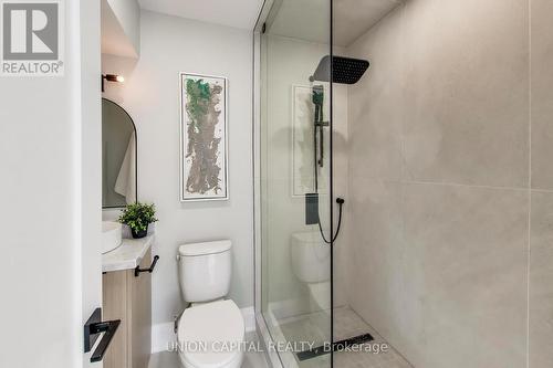 58 Forsyth Avenue N, Hamilton, ON - Indoor Photo Showing Bathroom