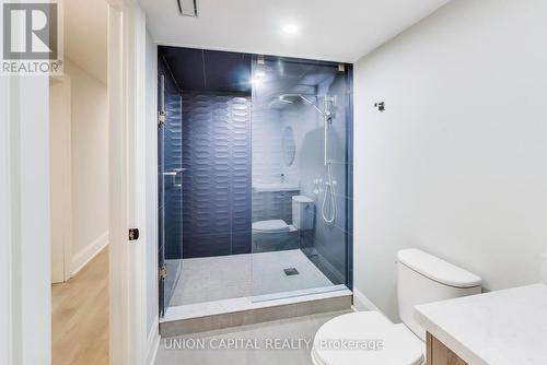 58 Forsyth Avenue N, Hamilton, ON - Indoor Photo Showing Bathroom