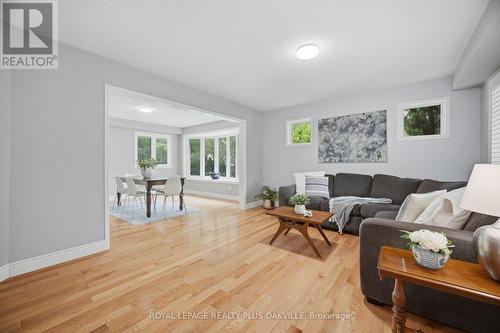 5882 Cornell Crescent, Mississauga, ON - Indoor Photo Showing Living Room
