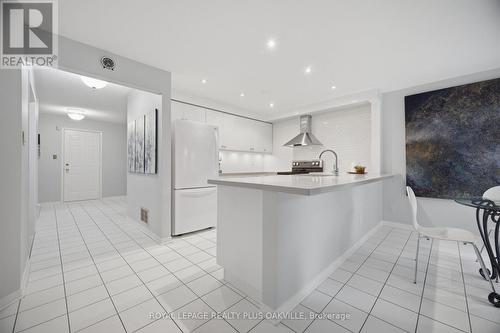5882 Cornell Crescent, Mississauga, ON - Indoor Photo Showing Kitchen