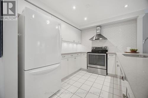 5882 Cornell Crescent, Mississauga, ON - Indoor Photo Showing Kitchen