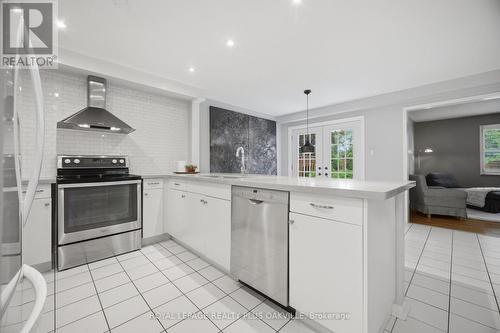 5882 Cornell Crescent, Mississauga, ON - Indoor Photo Showing Kitchen