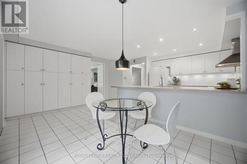 5882 Cornell Crescent, Mississauga, ON - Indoor Photo Showing Kitchen