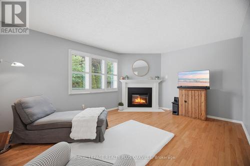 5882 Cornell Crescent, Mississauga, ON - Indoor Photo Showing Living Room With Fireplace
