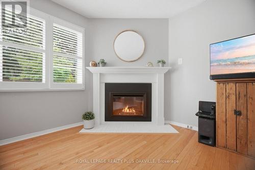 5882 Cornell Crescent, Mississauga, ON - Indoor Photo Showing Living Room With Fireplace