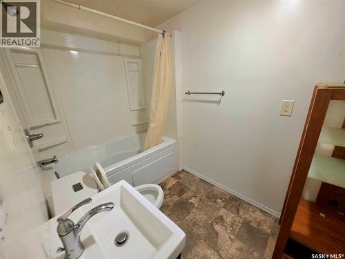 802 O Avenue S, Saskatoon, SK - Indoor Photo Showing Bathroom