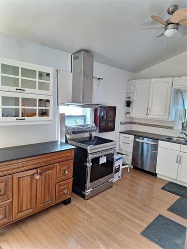 398 St John'S Ave, Winnipeg, MB - Indoor Photo Showing Kitchen