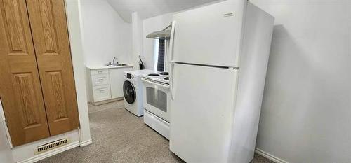 398 St John'S Ave, Winnipeg, MB - Indoor Photo Showing Laundry Room