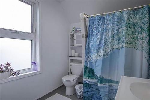 398 St John'S Ave, Winnipeg, MB - Indoor Photo Showing Bathroom