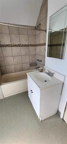 398 St John'S Ave, Winnipeg, MB - Indoor Photo Showing Bathroom