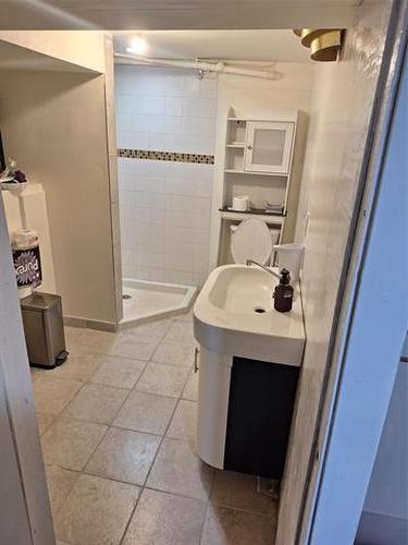 398 St John'S Ave, Winnipeg, MB - Indoor Photo Showing Bathroom