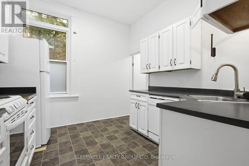 80 Fourth Avenue, Ottawa, ON - Indoor Photo Showing Kitchen