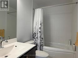 En-suite with tub - 