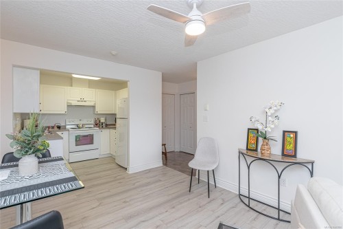 #202-9844 Croft St, Chemainus, BC - Indoor Photo Showing Kitchen