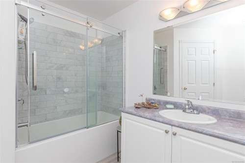 #202-9844 Croft St, Chemainus, BC - Indoor Photo Showing Bathroom