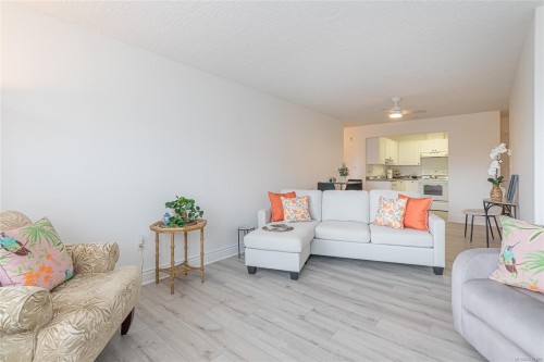 #202-9844 Croft St, Chemainus, BC - Indoor Photo Showing Living Room