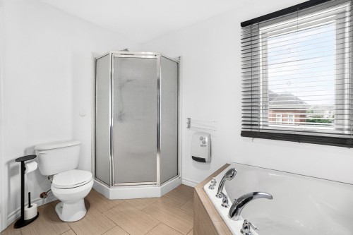 Salle de bains attenante à la CCP - 53 Rue Beaudry N., Joliette, QC - Indoor Photo Showing Bathroom