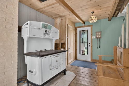 Hall d'entrée/Vestibule - 560 Ch. Tétreault, Westbury, QC - Indoor Photo Showing Other Room